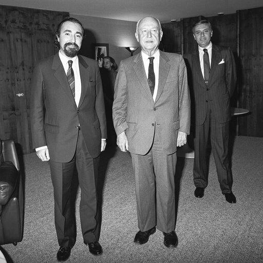 Foto 1: EP president Pierre PFLIMLIN meets with Portuguese State Secretary for European Integration Vítor MARTINS, at the European Parliament in Strasbourg, in 1986.