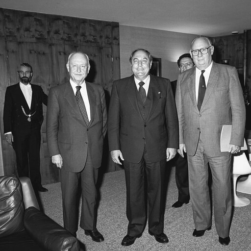 Fotografia 1: EP president Pierre PFLIMLIN (L) and MEP Michel PONIATOWSKI (R) meet with Aureliano CHAVES, Brazilian Minister for Energy, at the European Parliament in Strasbourg.