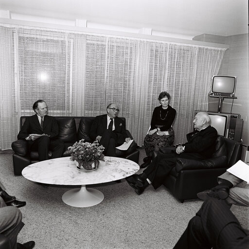 Foto 1: Pierre PFLIMLIN - EP President meets with Roy JENKINS, former President of the EC, at the European Parliament in Strasbourg