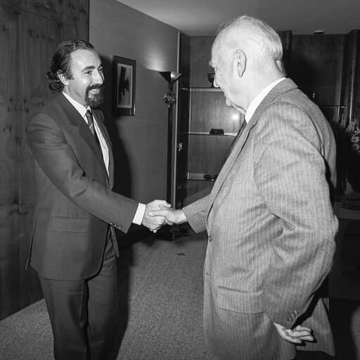 Foto 2: EP president Pierre PFLIMLIN meets with Portuguese State Secretary for European Integration Vítor MARTINS, at the European Parliament in Strasbourg, in 1986.