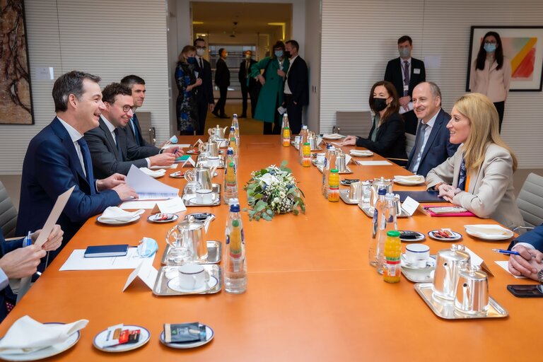 Zdjęcie 11: Roberta METSOLA, EP President meets with Alexander DE CROO, Belgian Prime Minister