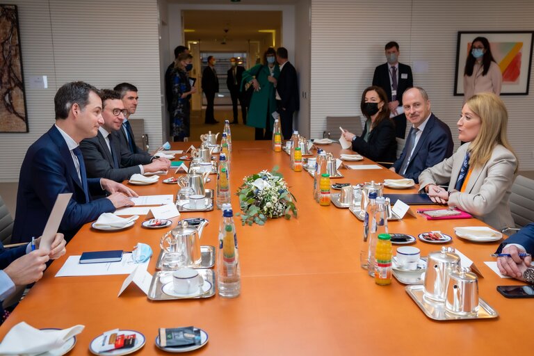 Zdjęcie 10: Roberta METSOLA, EP President meets with Alexander DE CROO, Belgian Prime Minister