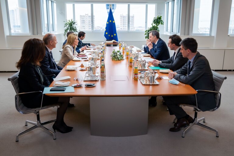 Zdjęcie 6: Roberta METSOLA, EP President meets with Alexander DE CROO, Belgian Prime Minister