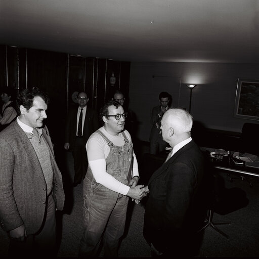 Zdjęcie 8: Pierre PFLIMLIN - EP President meets with French Comedian Coluche at the European Parliament in Strasbourg in February 1986