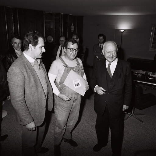 Zdjęcie 9: Pierre PFLIMLIN - EP President meets with French Comedian Coluche at the European Parliament in Strasbourg in February 1986