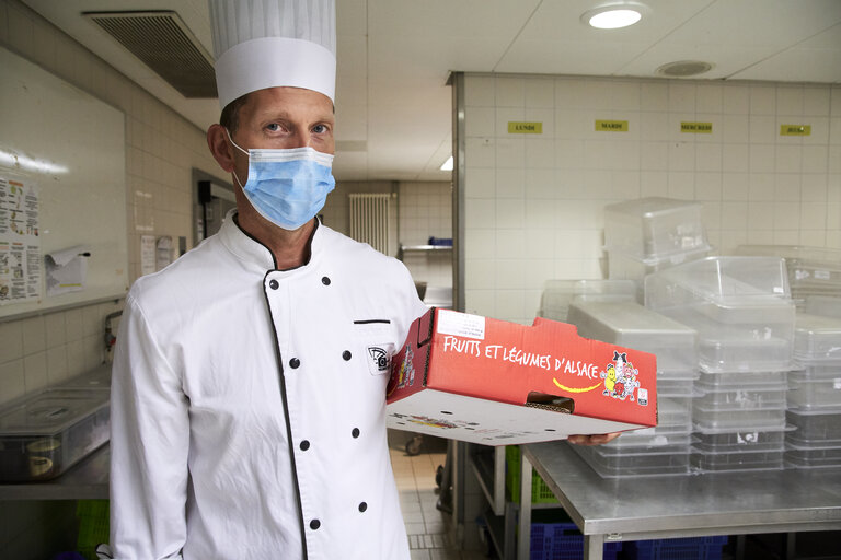 Billede 17: European Parliament in Strasbourg - EP buildings used in the fight against COVID-19 - Preparation of daily meals for people in need.