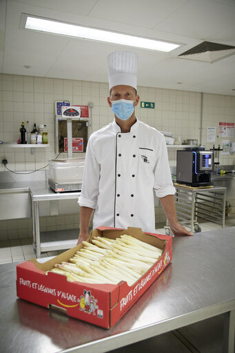Billede 14: European Parliament in Strasbourg - EP buildings used in the fight against COVID-19 - Preparation of daily meals for people in need.