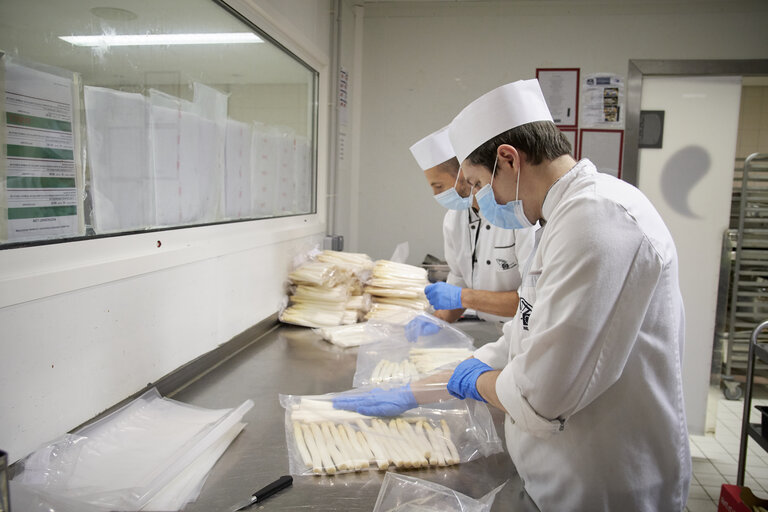 Billede 6: European Parliament in Strasbourg - EP buildings used in the fight against COVID-19 - Preparation of daily meals for people in need.