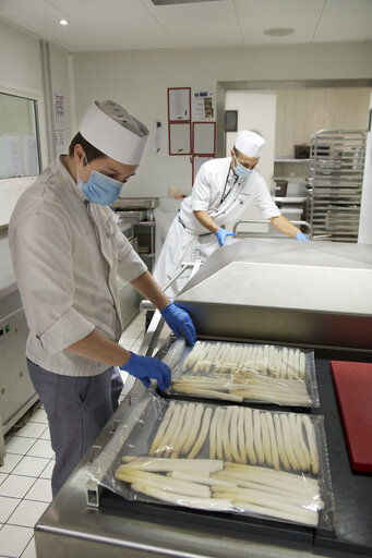 Billede 8: European Parliament in Strasbourg - EP buildings used in the fight against COVID-19 - Preparation of daily meals for people in need.