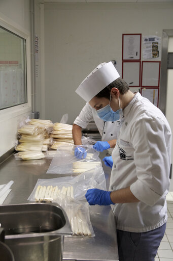 Billede 9: European Parliament in Strasbourg - EP buildings used in the fight against COVID-19 - Preparation of daily meals for people in need.