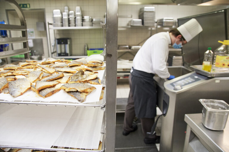 Billede 31: European Parliament in Strasbourg - EP buildings used in the fight against COVID-19 - Preparation of daily meals for people in need.