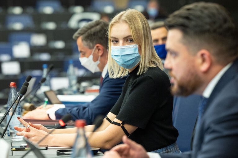 Fotografie 12: Sakharov Prize Award Week 2021 - AFET extraordinary meeting - Exchange of views with Daria Navalnaya, daughter of Alexei Navalny, the 2021 Sakharov prize laureate, and Leonid Volkov, chief of Staff of Alexei Navalny