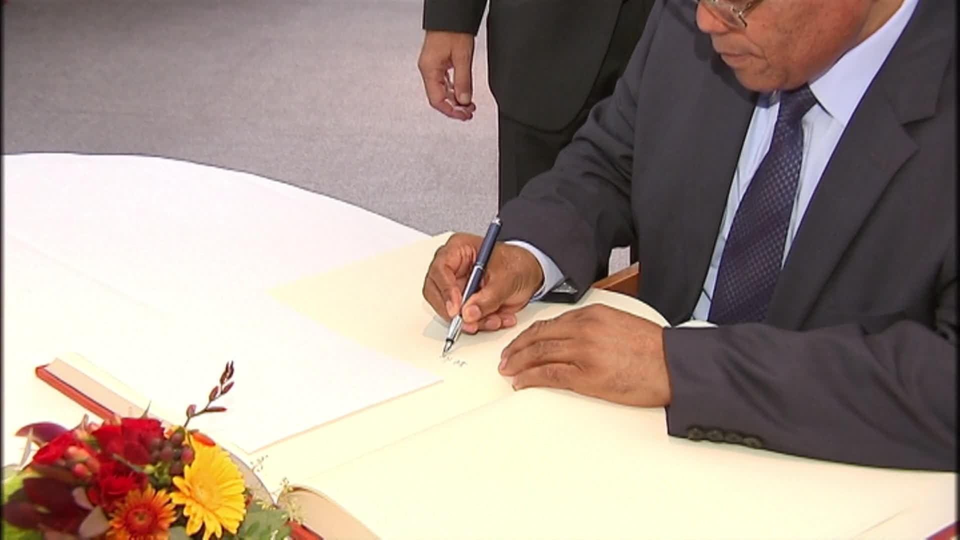 Jerzy BUZEK, EP President, meets with Jacob ZUMA, President of South Africa: arrival and roundtable