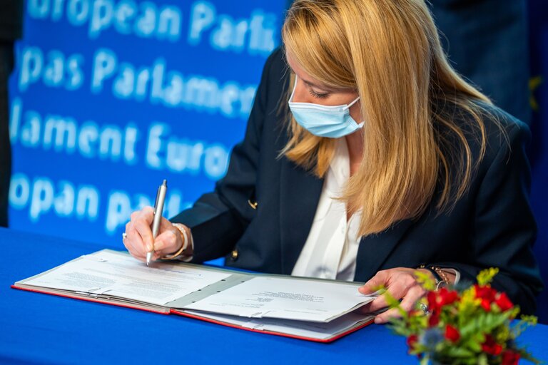 Fotografia 3: Lex signing ceremony with Roberta METSOLA, EP President and Clement BEAUNE, French Minister of EU affairs