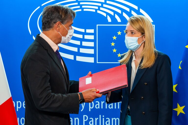 Fotografia 6: Lex signing ceremony with Roberta METSOLA, EP President and Clement BEAUNE, French Minister of EU affairs