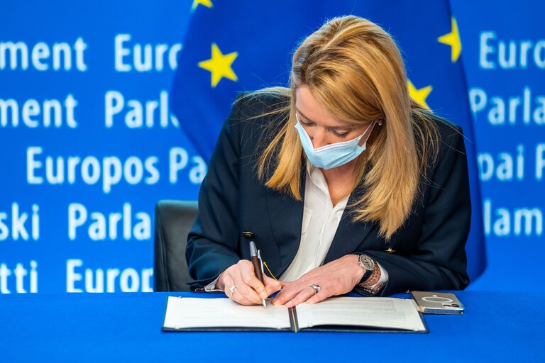 Fotografia 1: Lex signing ceremony with Roberta METSOLA, EP President and Clement BEAUNE, French Minister of EU affairs