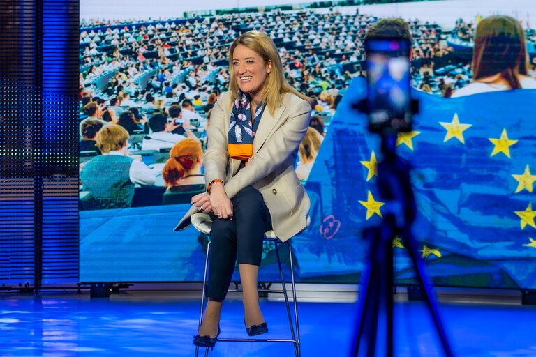 Foto 4: Roberta METSOLA, EP President does a Facebook Live on the European Parliament’s page