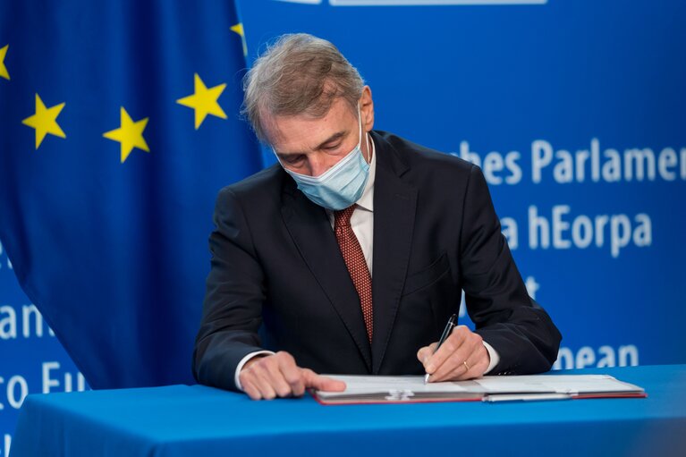 Fotogrāfija 12: Lex signing ceremony - Signature by David SASSOLI, EP President