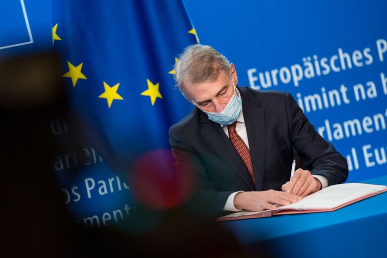 Valokuva 3: Lex signing ceremony - Signature by David SASSOLI, EP President