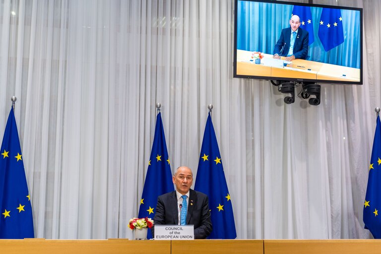 Φωτογραφία 21: Signing Ceremony of agreement "EU Legislative Priorities for 2022" - David SASSOLI, EP President, Janez JANSA, Slovenian Prime Minister and Ursula von der LEYEN, EC President sign the common declaration for the EU legislatives priorities for 2022