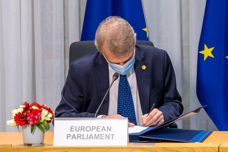 Φωτογραφία 8: Signing Ceremony of agreement "EU Legislative Priorities for 2022" - David SASSOLI, EP President, Janez JANSA, Slovenian Prime Minister and Ursula von der LEYEN, EC President sign the common declaration for the EU legislatives priorities for 2022