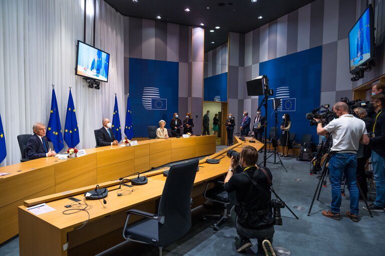 Φωτογραφία 16: Signing Ceremony of agreement "EU Legislative Priorities for 2022" - David SASSOLI, EP President, Janez JANSA, Slovenian Prime Minister and Ursula von der LEYEN, EC President sign the common declaration for the EU legislatives priorities for 2022