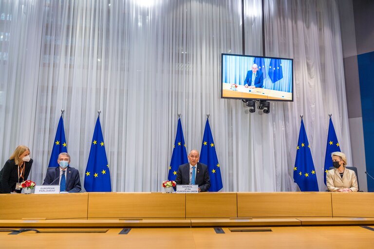 Fotografija 20: Signing Ceremony of agreement "EU Legislative Priorities for 2022" - David SASSOLI, EP President, Janez JANSA, Slovenian Prime Minister and Ursula von der LEYEN, EC President sign the common declaration for the EU legislatives priorities for 2022