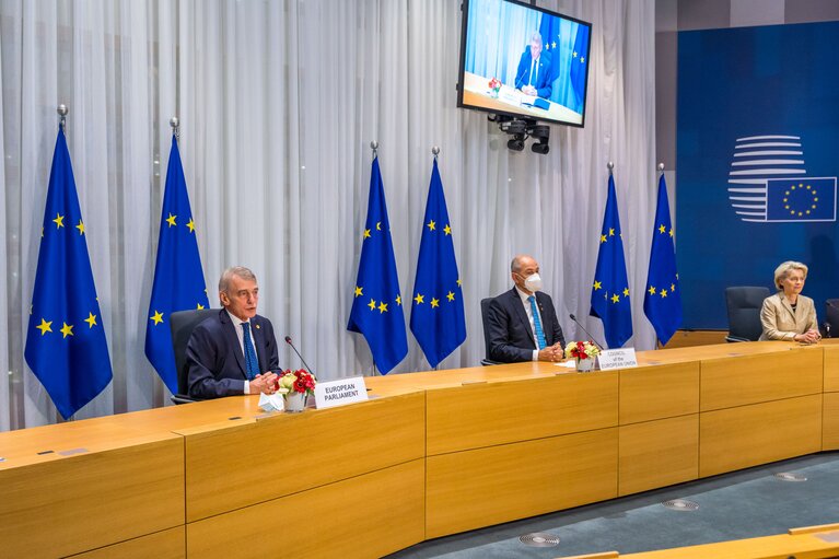 Fotografija 18: Signing Ceremony of agreement "EU Legislative Priorities for 2022" - David SASSOLI, EP President, Janez JANSA, Slovenian Prime Minister and Ursula von der LEYEN, EC President sign the common declaration for the EU legislatives priorities for 2022