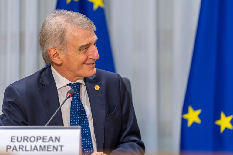 Φωτογραφία 14: Signing Ceremony of agreement "EU Legislative Priorities for 2022" - David SASSOLI, EP President, Janez JANSA, Slovenian Prime Minister and Ursula von der LEYEN, EC President sign the common declaration for the EU legislatives priorities for 2022