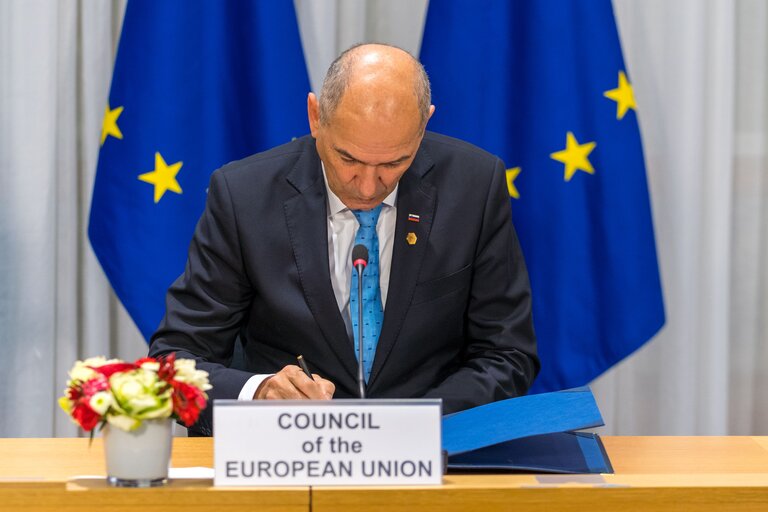 Fotografija 6: Signing Ceremony of agreement "EU Legislative Priorities for 2022" - David SASSOLI, EP President, Janez JANSA, Slovenian Prime Minister and Ursula von der LEYEN, EC President sign the common declaration for the EU legislatives priorities for 2022