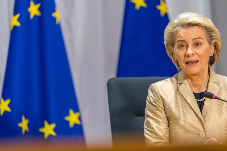 Φωτογραφία 13: Signing Ceremony of agreement "EU Legislative Priorities for 2022" - David SASSOLI, EP President, Janez JANSA, Slovenian Prime Minister and Ursula von der LEYEN, EC President sign the common declaration for the EU legislatives priorities for 2022