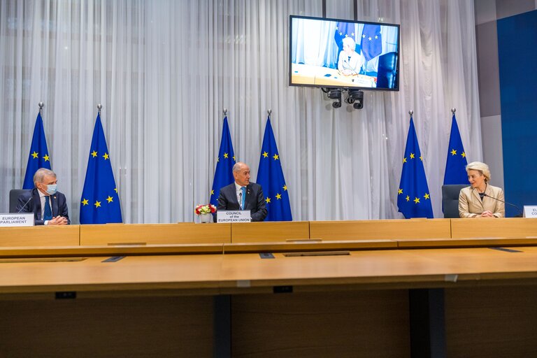 Φωτογραφία 12: Signing Ceremony of agreement "EU Legislative Priorities for 2022" - David SASSOLI, EP President, Janez JANSA, Slovenian Prime Minister and Ursula von der LEYEN, EC President sign the common declaration for the EU legislatives priorities for 2022