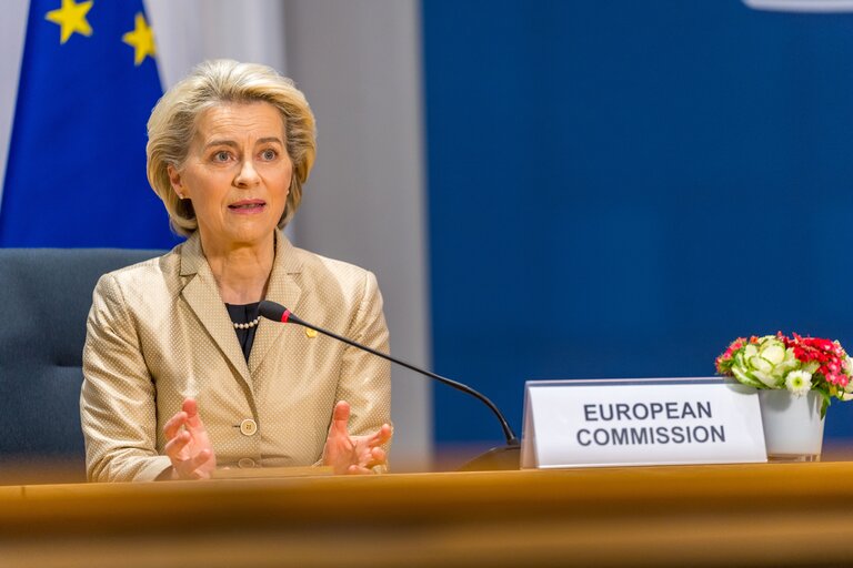 Fotografija 11: Signing Ceremony of agreement "EU Legislative Priorities for 2022" - David SASSOLI, EP President, Janez JANSA, Slovenian Prime Minister and Ursula von der LEYEN, EC President sign the common declaration for the EU legislatives priorities for 2022