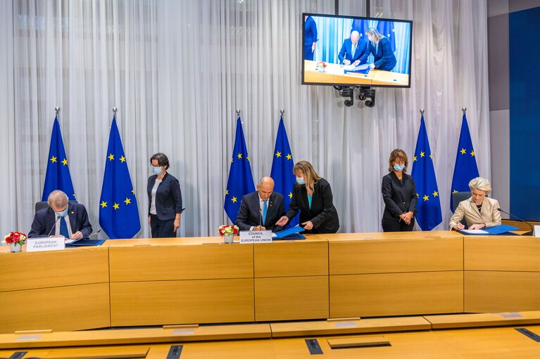 Fotografija 7: Signing Ceremony of agreement "EU Legislative Priorities for 2022" - David SASSOLI, EP President, Janez JANSA, Slovenian Prime Minister and Ursula von der LEYEN, EC President sign the common declaration for the EU legislatives priorities for 2022