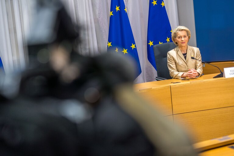 Fotografija 10: Signing Ceremony of agreement "EU Legislative Priorities for 2022" - David SASSOLI, EP President, Janez JANSA, Slovenian Prime Minister and Ursula von der LEYEN, EC President sign the common declaration for the EU legislatives priorities for 2022