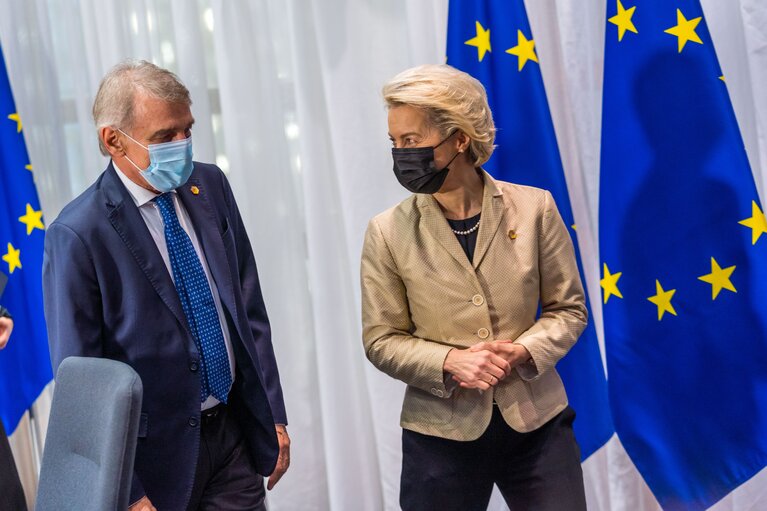 Fotografija 23: Signing Ceremony of agreement "EU Legislative Priorities for 2022" - David SASSOLI, EP President, Janez JANSA, Slovenian Prime Minister and Ursula von der LEYEN, EC President sign the common declaration for the EU legislatives priorities for 2022