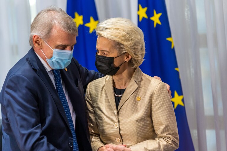 Fotografija 26: Signing Ceremony of agreement "EU Legislative Priorities for 2022" - David SASSOLI, EP President, Janez JANSA, Slovenian Prime Minister and Ursula von der LEYEN, EC President sign the common declaration for the EU legislatives priorities for 2022