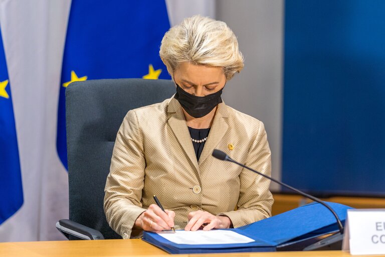 Φωτογραφία 9: Signing Ceremony of agreement "EU Legislative Priorities for 2022" - David SASSOLI, EP President, Janez JANSA, Slovenian Prime Minister and Ursula von der LEYEN, EC President sign the common declaration for the EU legislatives priorities for 2022