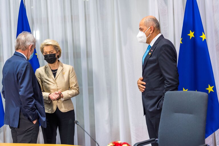 Fotografija 3: Signing Ceremony of agreement "EU Legislative Priorities for 2022" - David SASSOLI, EP President, Janez JANSA, Slovenian Prime Minister and Ursula von der LEYEN, EC President sign the common declaration for the EU legislatives priorities for 2022