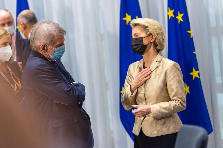 Fotografija 2: Signing Ceremony of agreement "EU Legislative Priorities for 2022" - David SASSOLI, EP President, Janez JANSA, Slovenian Prime Minister and Ursula von der LEYEN, EC President sign the common declaration for the EU legislatives priorities for 2022