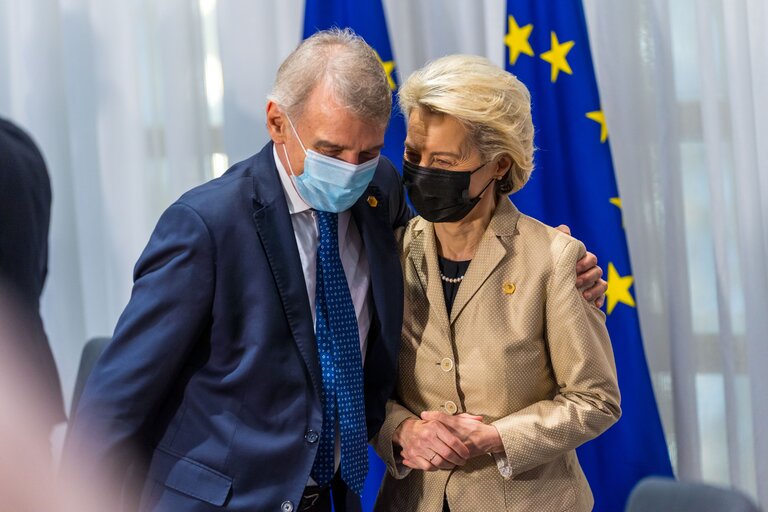 Fotografija 25: Signing Ceremony of agreement "EU Legislative Priorities for 2022" - David SASSOLI, EP President, Janez JANSA, Slovenian Prime Minister and Ursula von der LEYEN, EC President sign the common declaration for the EU legislatives priorities for 2022