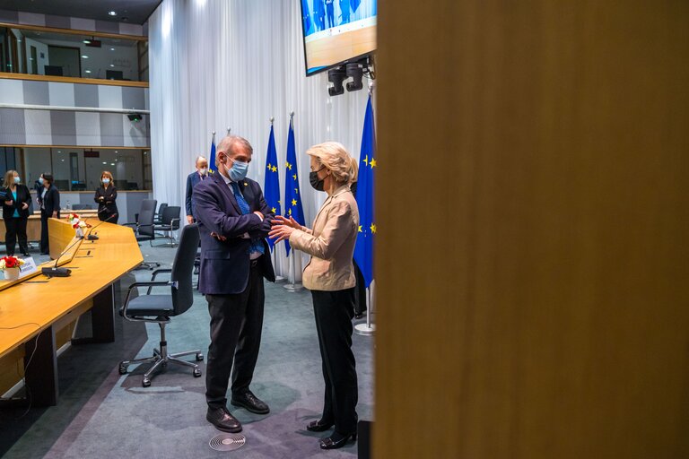 Fotografija 22: Signing Ceremony of agreement "EU Legislative Priorities for 2022" - David SASSOLI, EP President, Janez JANSA, Slovenian Prime Minister and Ursula von der LEYEN, EC President sign the common declaration for the EU legislatives priorities for 2022