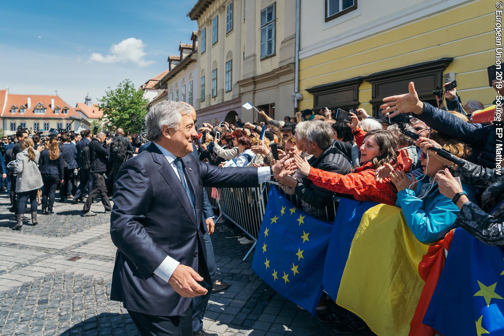 Fotografi 5: The President of the European Parliament, Antonio Tajani, greets Romanian supporters of the EU at the Sibiu Summit, Thursday, May 9th, 2019, in Sibiu, Romania.