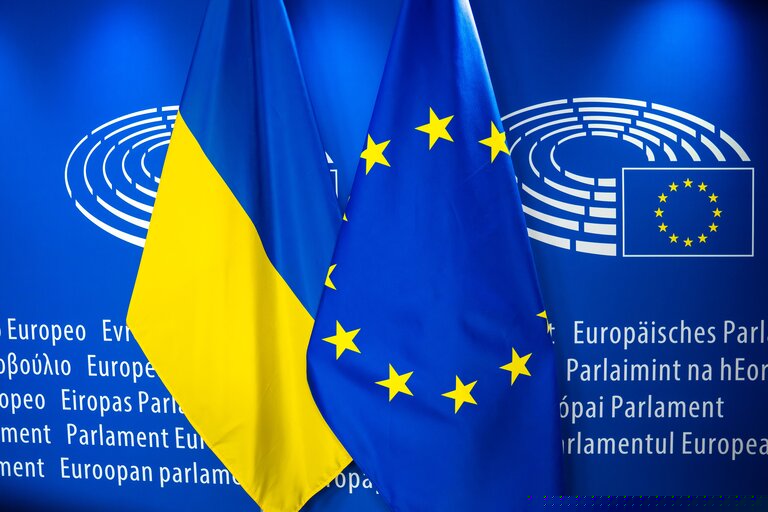 Снимка 6: Illustration of the European flag and Ukrainian flag