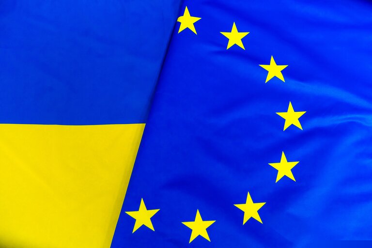 Снимка 4: Illustration of the European flag and Ukrainian flag