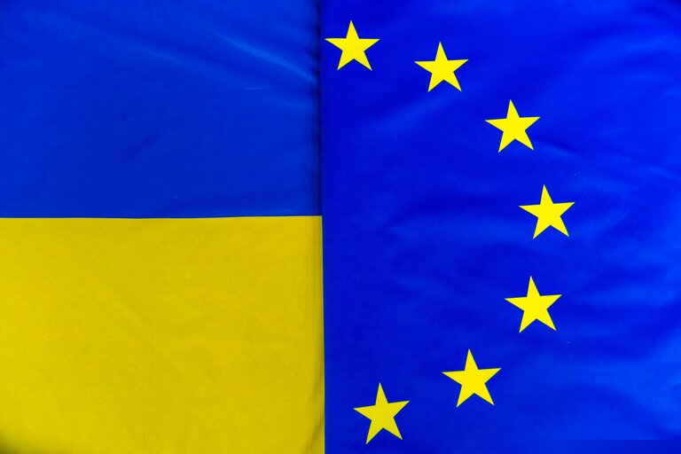 Снимка 3: Illustration of the European flag and Ukrainian flag