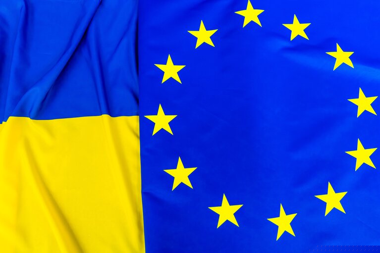 Снимка 2: Illustration of the European flag and Ukrainian flag