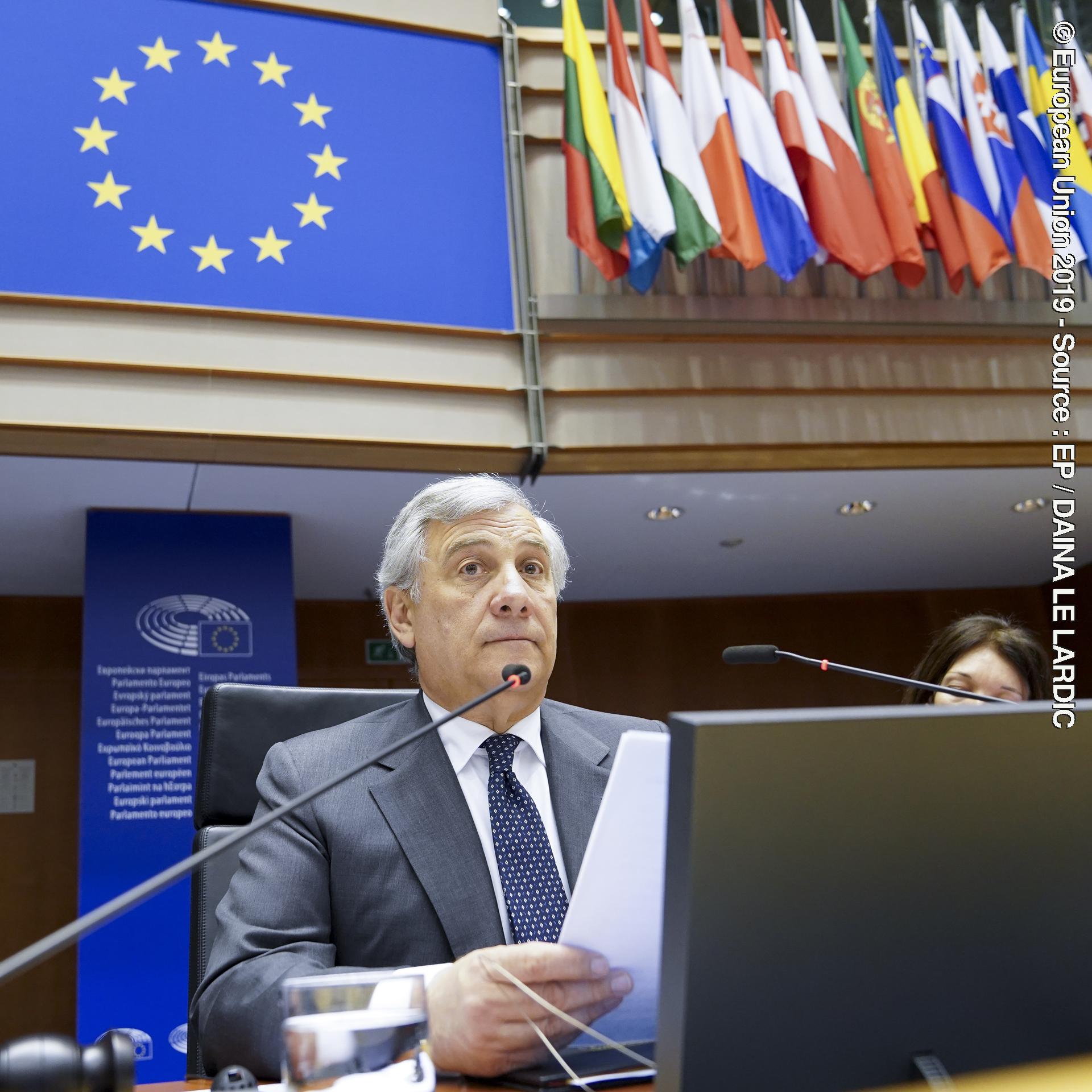 Fotografija 10: Plenary session - Resumption of session and order of business