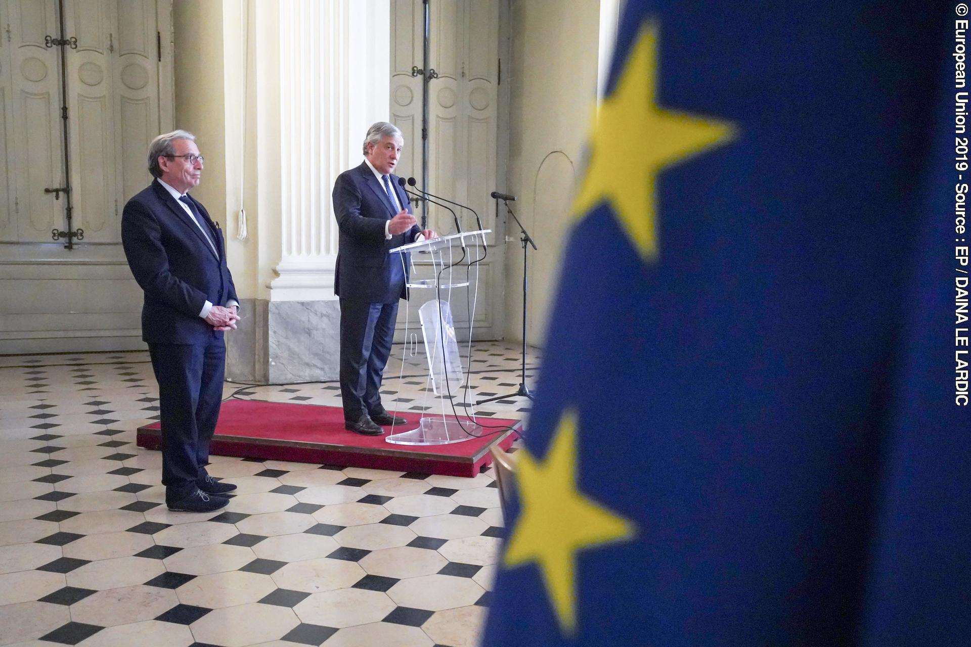 Zdjęcie 5: Antonio TAJANI, EP President receives the Medal of Honor from the city of Strasbourg