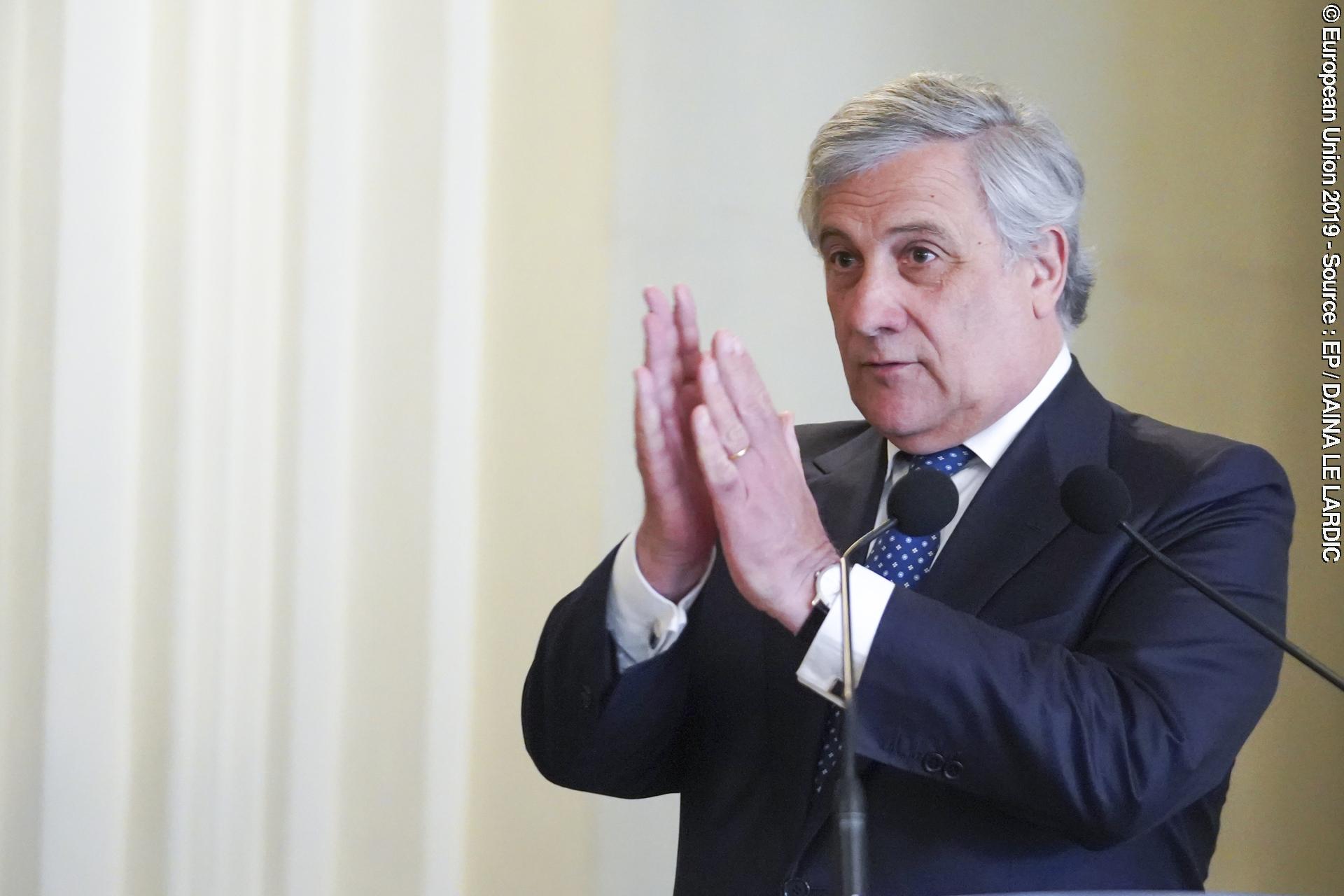 Zdjęcie 4: Antonio TAJANI, EP President receives the Medal of Honor from the city of Strasbourg